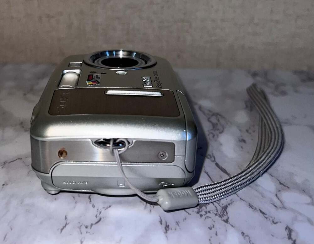 Kodak EasyShare CX7530 5.0MP Digital Camera - Silver - Picture 10 of 12